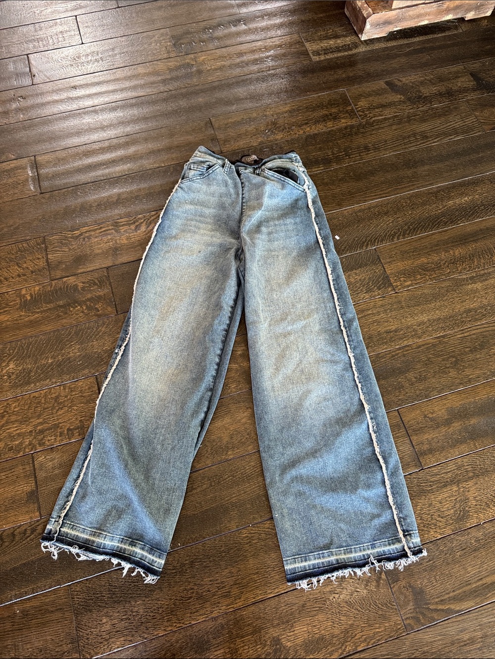 NWOT Lysse pull on wide leg jeans with Fringe side. Size small